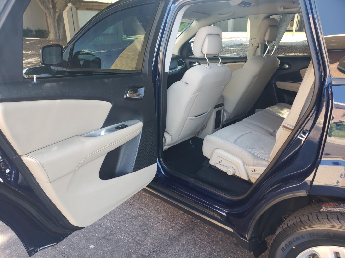 2018 /Tan and black Dodge Journey SE (3C4PDCAB1JT) with an 2.4L L4 DOHC 16V engine, 4-Speed Automatic transmission, located at 323 E Dunlap Ave., Phoenix, AZ, 85020, (602) 331-9000, 33.567677, -112.069000 - 2018 Dodge Journey SE,...... EXCELLENT condition, A Real See!!.... No accidents, Power everything, Ice cold ac front and rear, Touch screen Stereo/CD player, bluetooth, phone sync, Satellite compatible, 3RD row seating, rear receiver, Clean black and Tan interior with tan cloth seats in near perfect - Photo#10